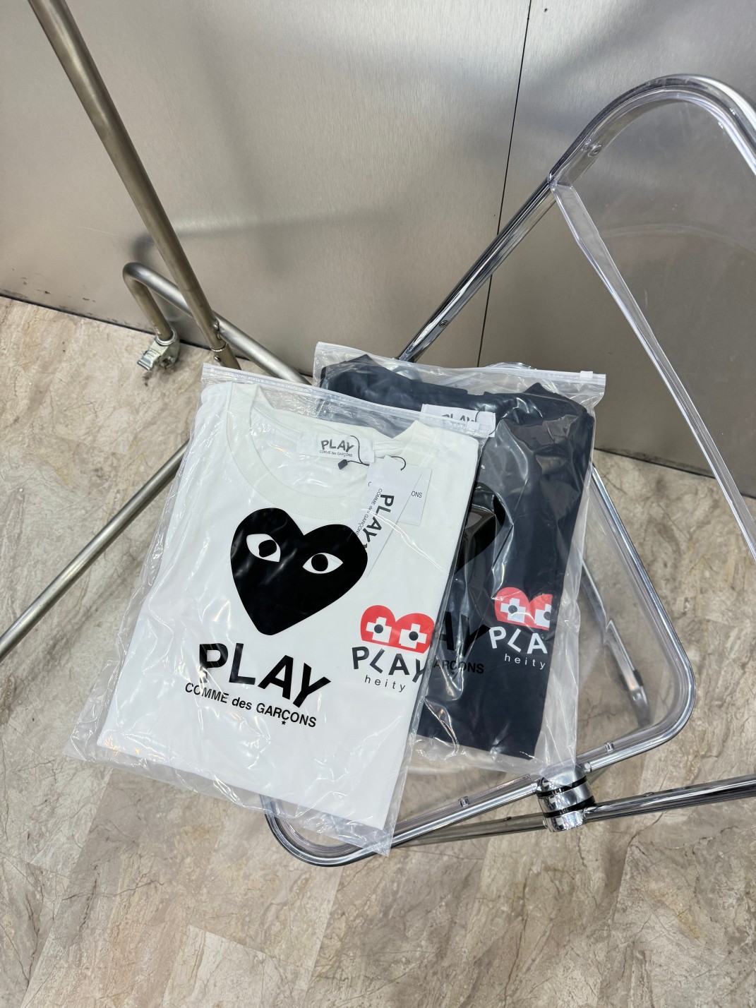 【2026】【COMME DES GARCONS PLAY 公式旗艦店】 コム デ ギャルソン プレイ   Tシャツご好評に付き再入荷 24628-BRAND OFF