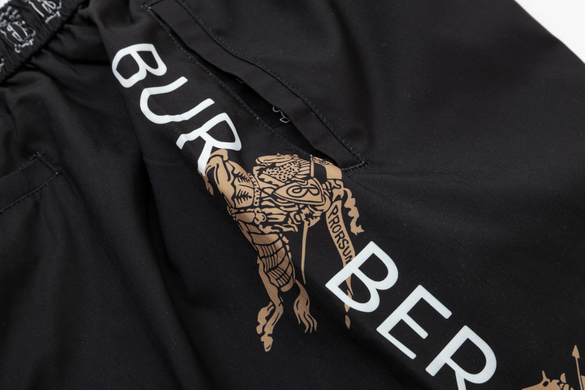 【BURBERRY 公式旗艦店】バーバリー  ショートパンツご好評に付き再入荷 24627-BRAND OFF