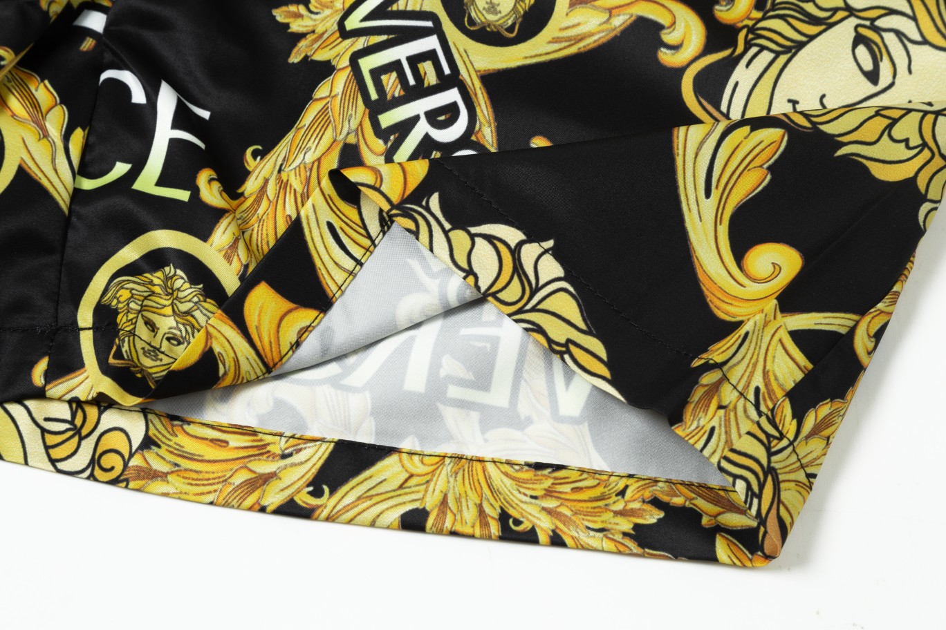 【VERSACE  公式旗艦店】ヴェルサーチ  ショートパンツご好評に付き再入荷 24628-BRAND OFF