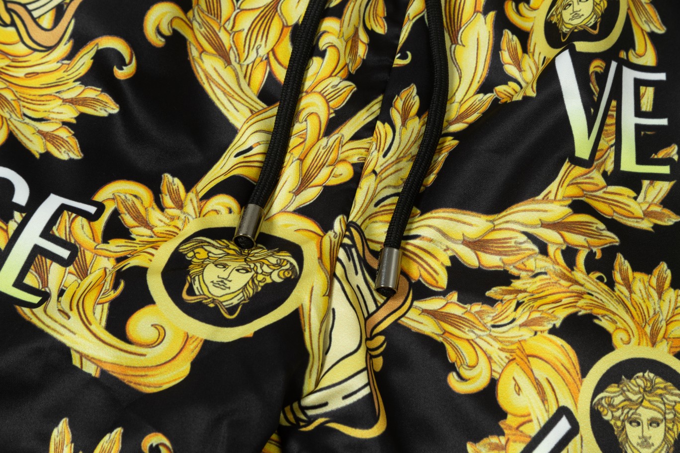 【VERSACE  公式旗艦店】ヴェルサーチ  ショートパンツご好評に付き再入荷 24628-BRAND OFF