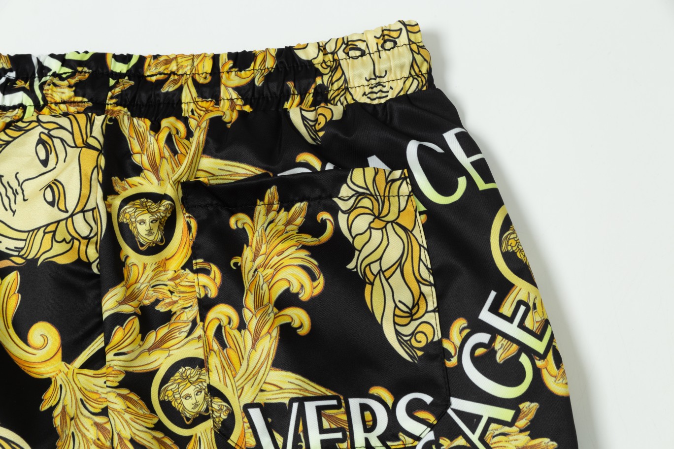 【VERSACE  公式旗艦店】ヴェルサーチ  ショートパンツご好評に付き再入荷 24628-BRAND OFF