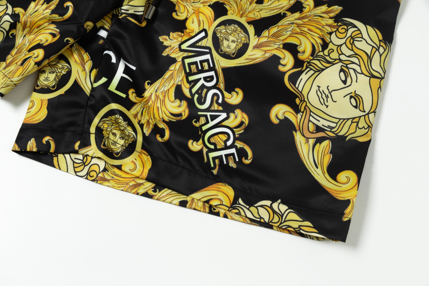 【VERSACE  公式旗艦店】ヴェルサーチ  ショートパンツご好評に付き再入荷 24628-BRAND OFF