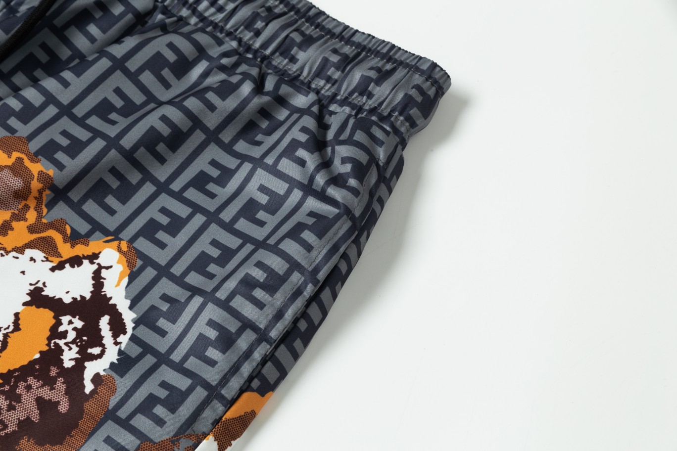 【FENDI 公式旗艦店】フェンディ ショートパンツご好評に付き再入荷 24624-BRAND OFF