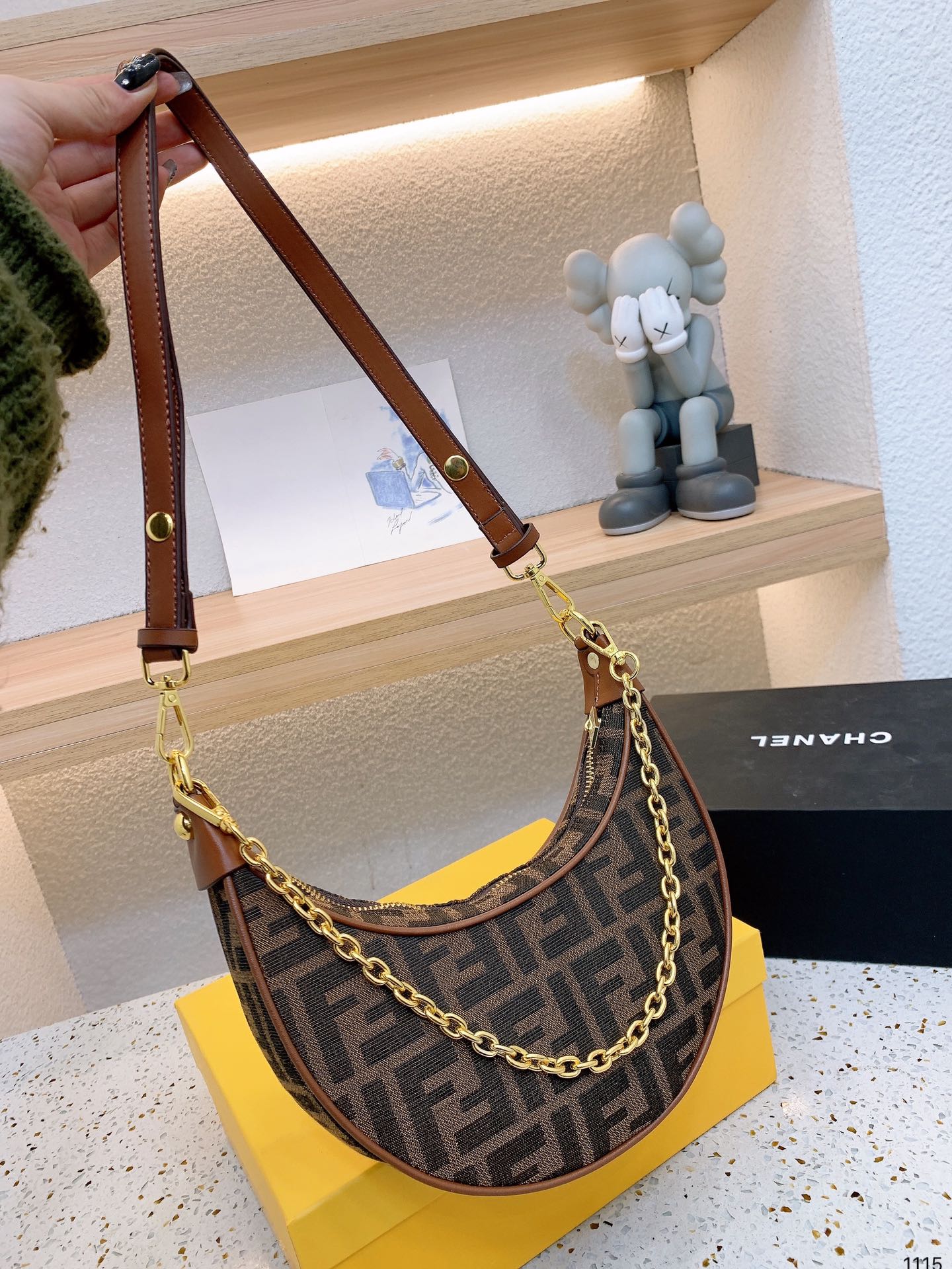 【FENDI 公式 旗艦店】 フェンディ ショルダーバッグ 当日出荷 好評に付き再入荷！21*13CM-BRAND OFF