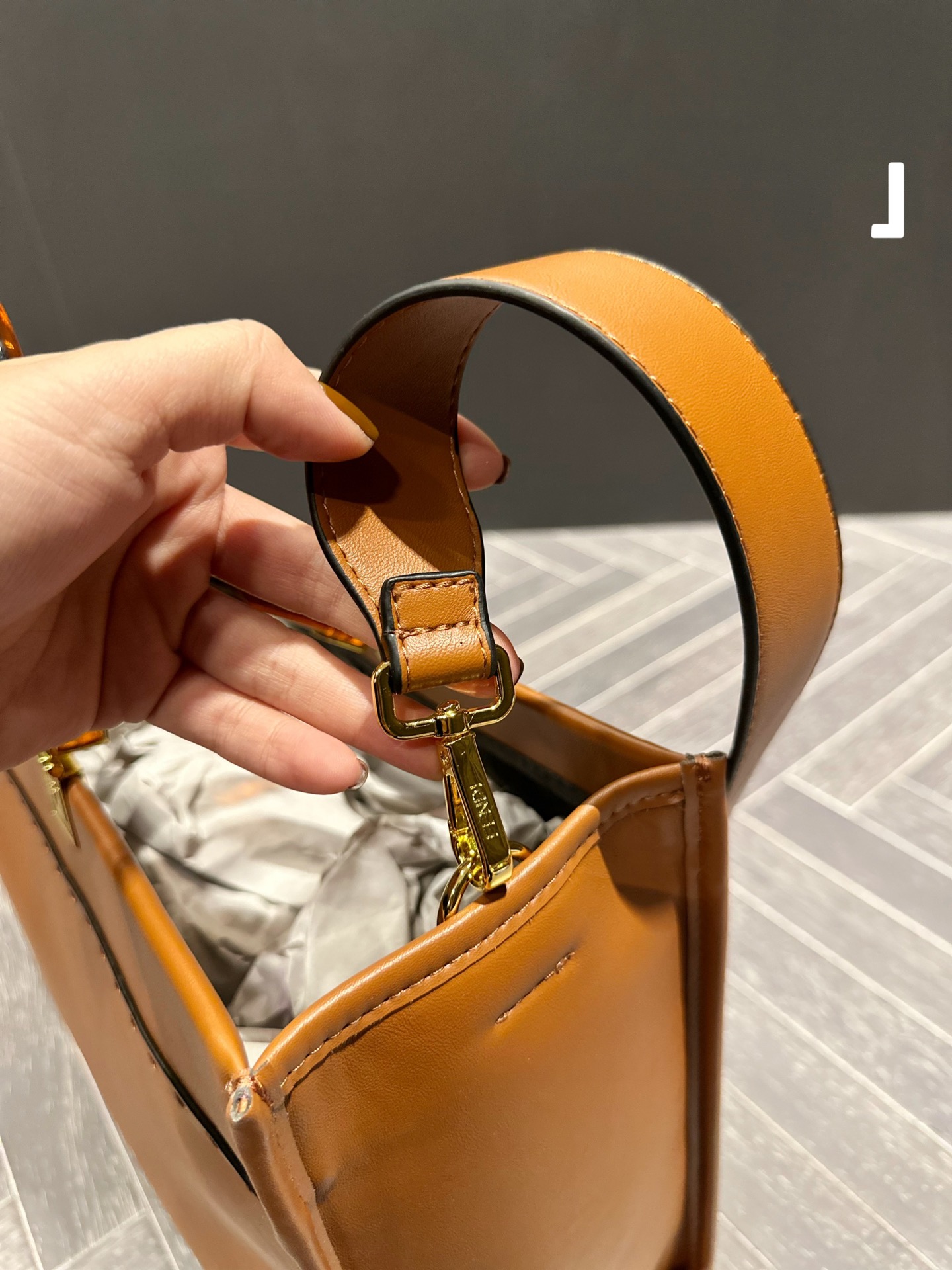 【FENDI 公式 旗艦店】 フェンディ ショルダーバッグ 当日出荷 好評に付き再入荷！23*11*22CM-BRAND OFF