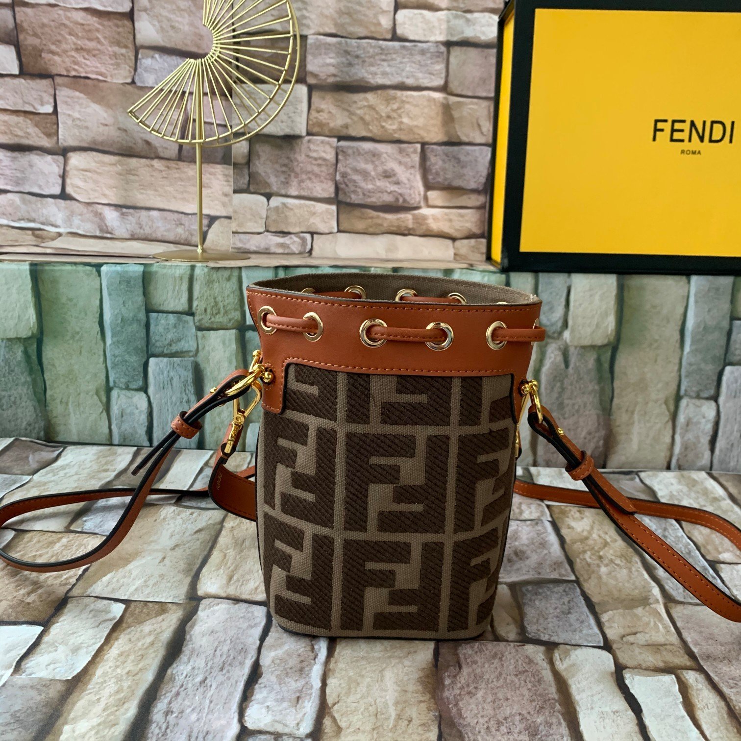 FENDI（フェンディ） メッセンジャーバッグ18X12X10CM-BRAND OFF
