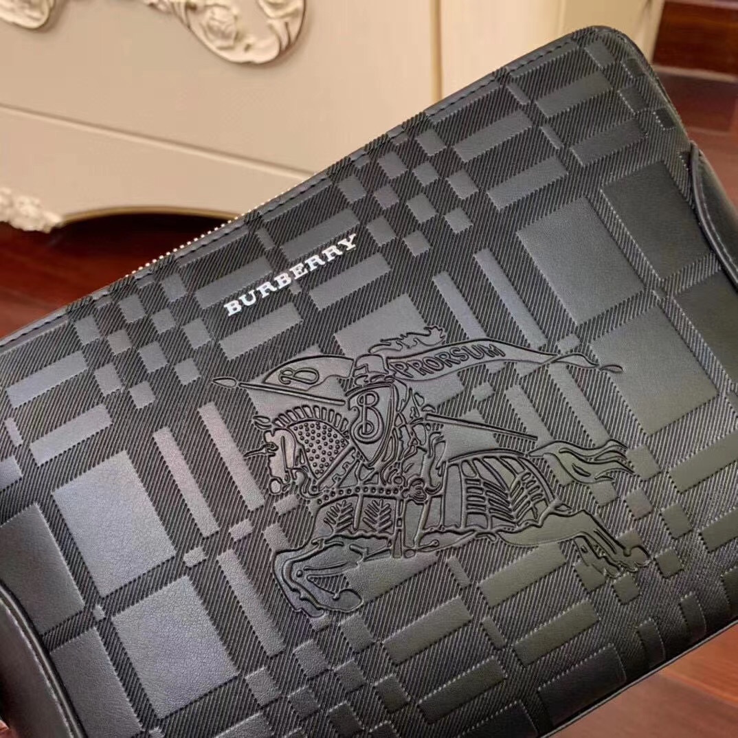 【BURBERRY 公式旗艦店】バーバリー クラッチバッグ 当日出荷 好評に付き再入荷！26*17*3CM-BRAND OFF