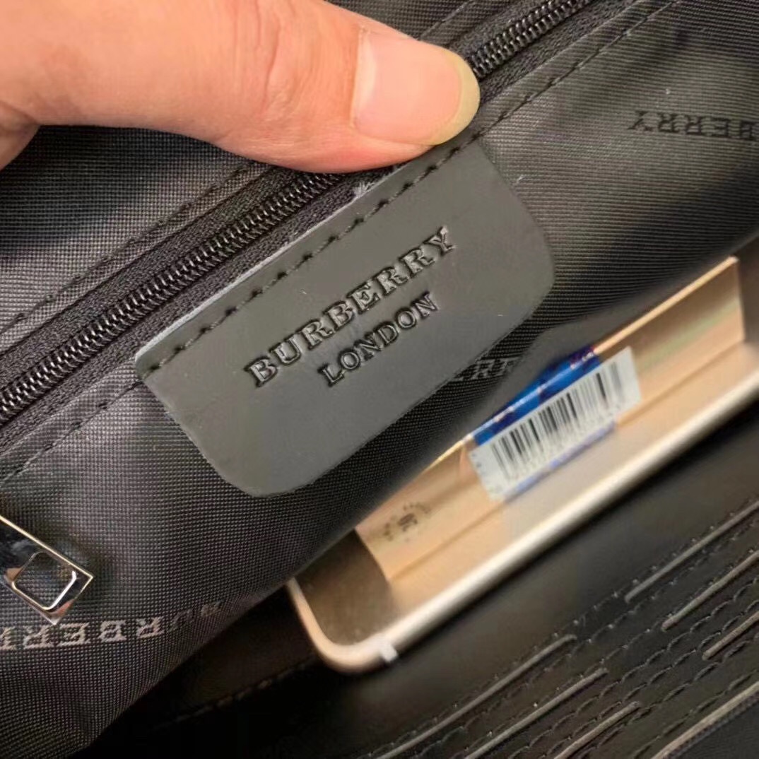 【BURBERRY 公式旗艦店】バーバリー クラッチバッグ 当日出荷 好評に付き再入荷！26*17*3CM-BRAND OFF