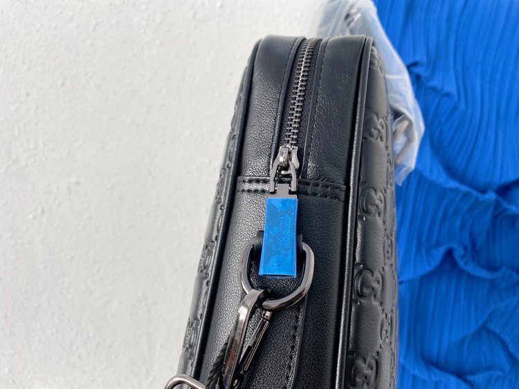 Gucci（グッチ）メンズハンドバッグ 39 x 29 cm-BRAND OFF