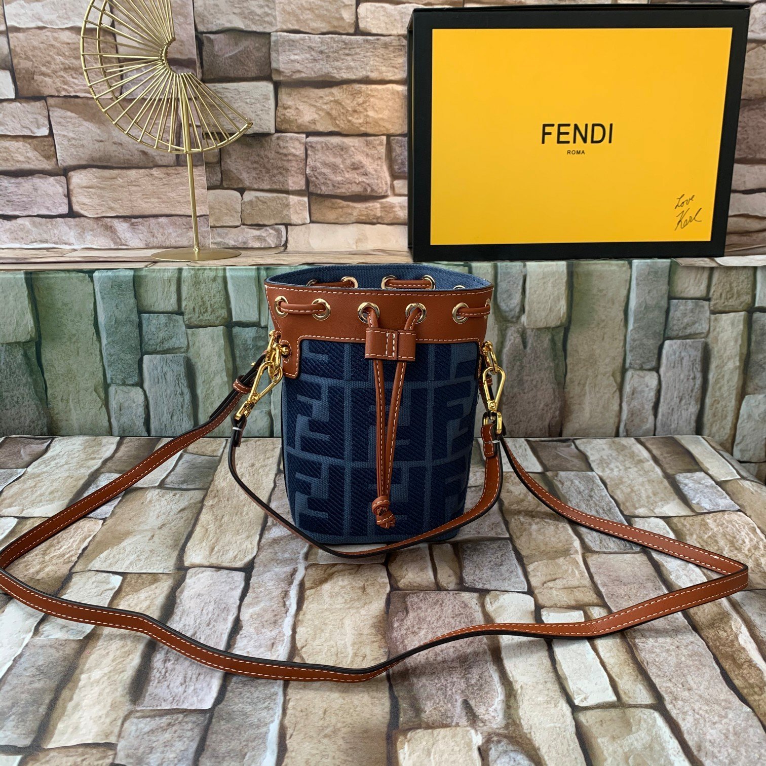 FENDI（フェンディ） メッセンジャーバッグ18X12X10CM-BRAND OFF