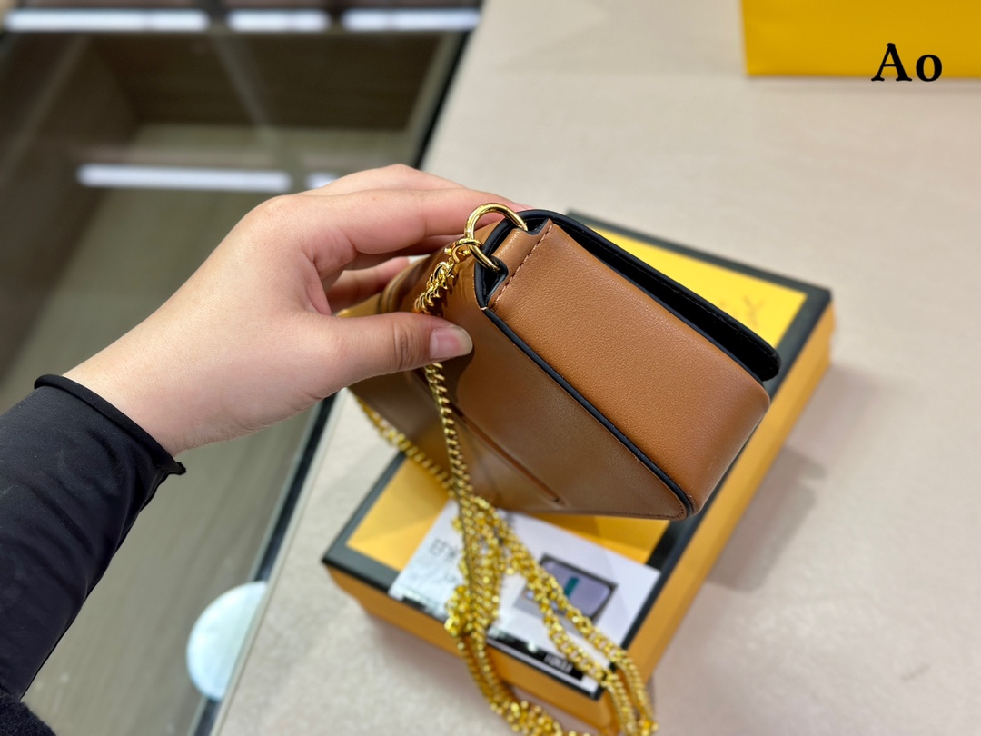 【FENDI 公式 旗艦店】 フェンディ ショルダーバッグ 当日出荷 好評に付き再入荷！21*13CM-BRAND OFF