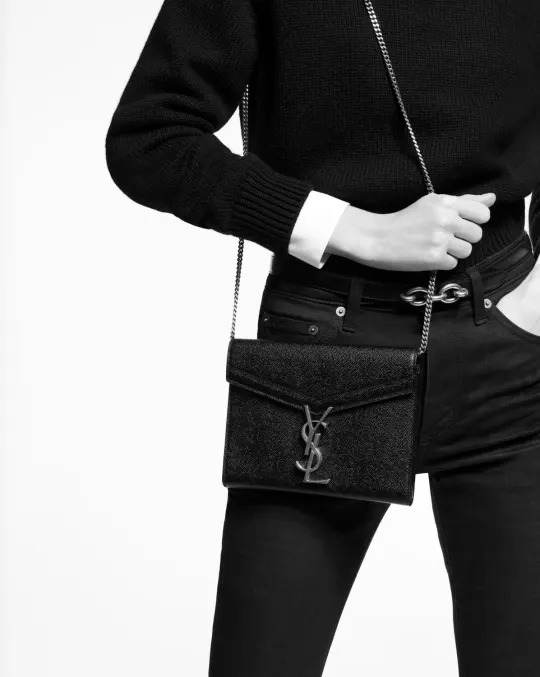 【Saint Laurent】✨今季のトレンド！★オードリー亜谷香さん愛用★カサンドラ チェーンウォレット（グレイン ド プードル エンボス-BRAND OFF