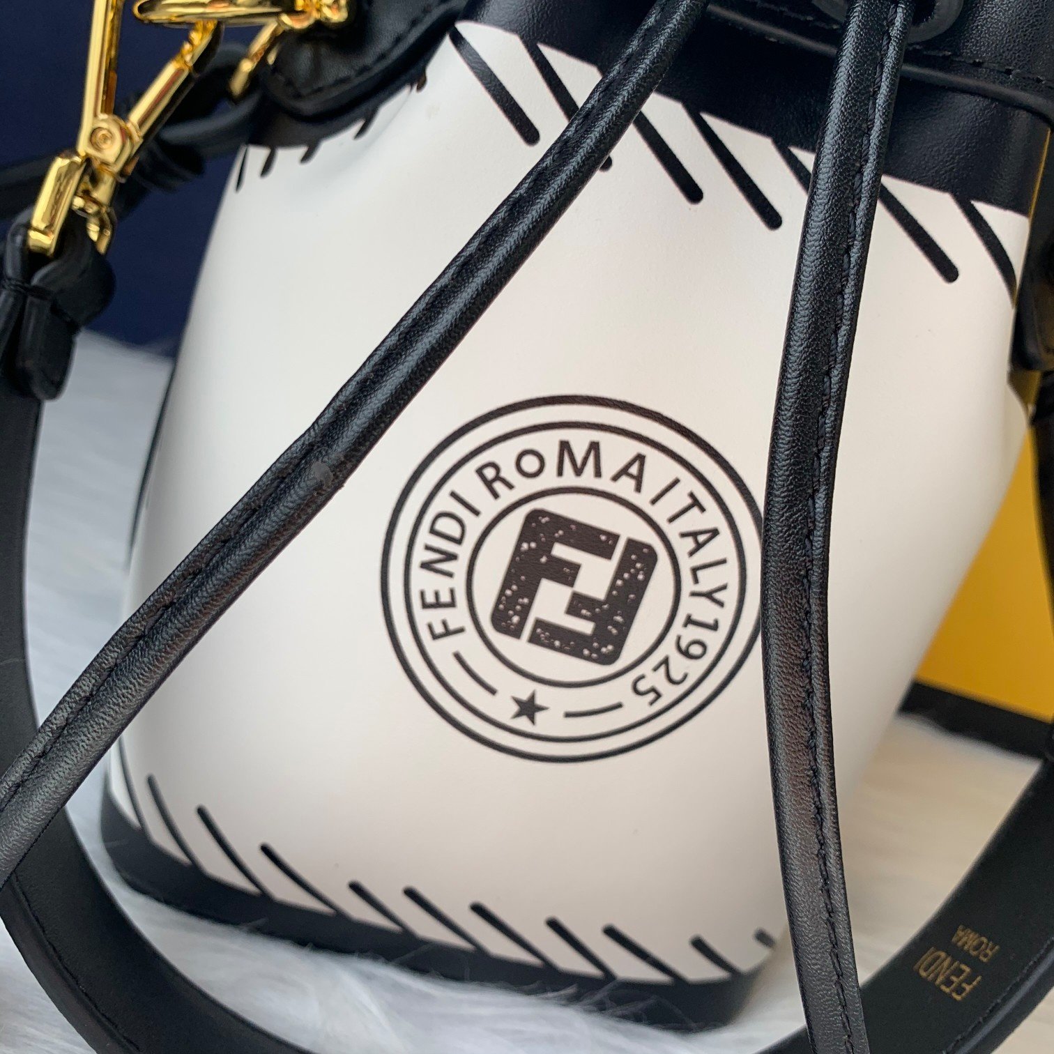 FENDI（フェンディ） メッセンジャーバッグ18X12X10CM-BRAND OFF