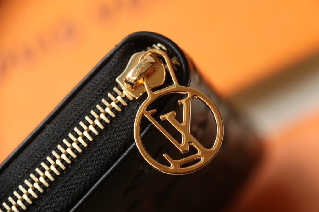 LOUIS VUITTON ラムレザーエンボス ジッピーウォレット M81510-BRAND OFF