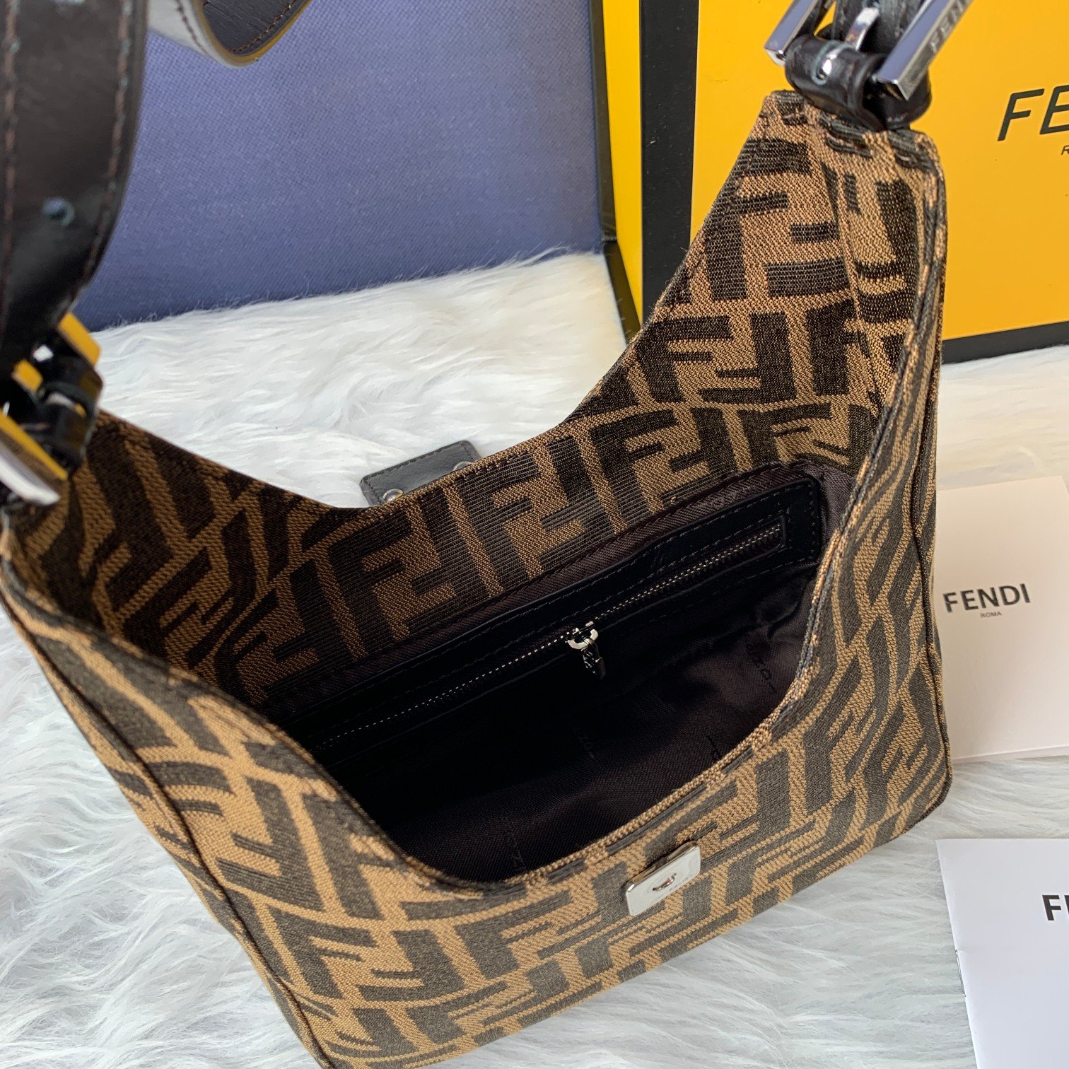 FENDI（フェンディ） ショルダーバッグ 18X9X20 CM-BRAND OFF