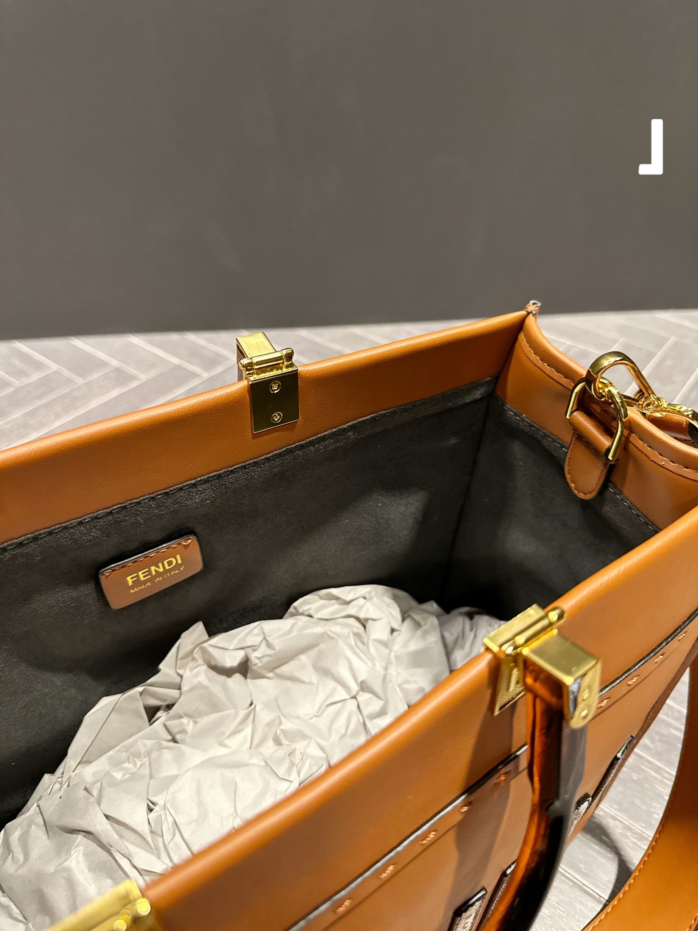 【FENDI 公式 旗艦店】 フェンディ ショルダーバッグ 当日出荷 好評に付き再入荷！23*11*22CM-BRAND OFF