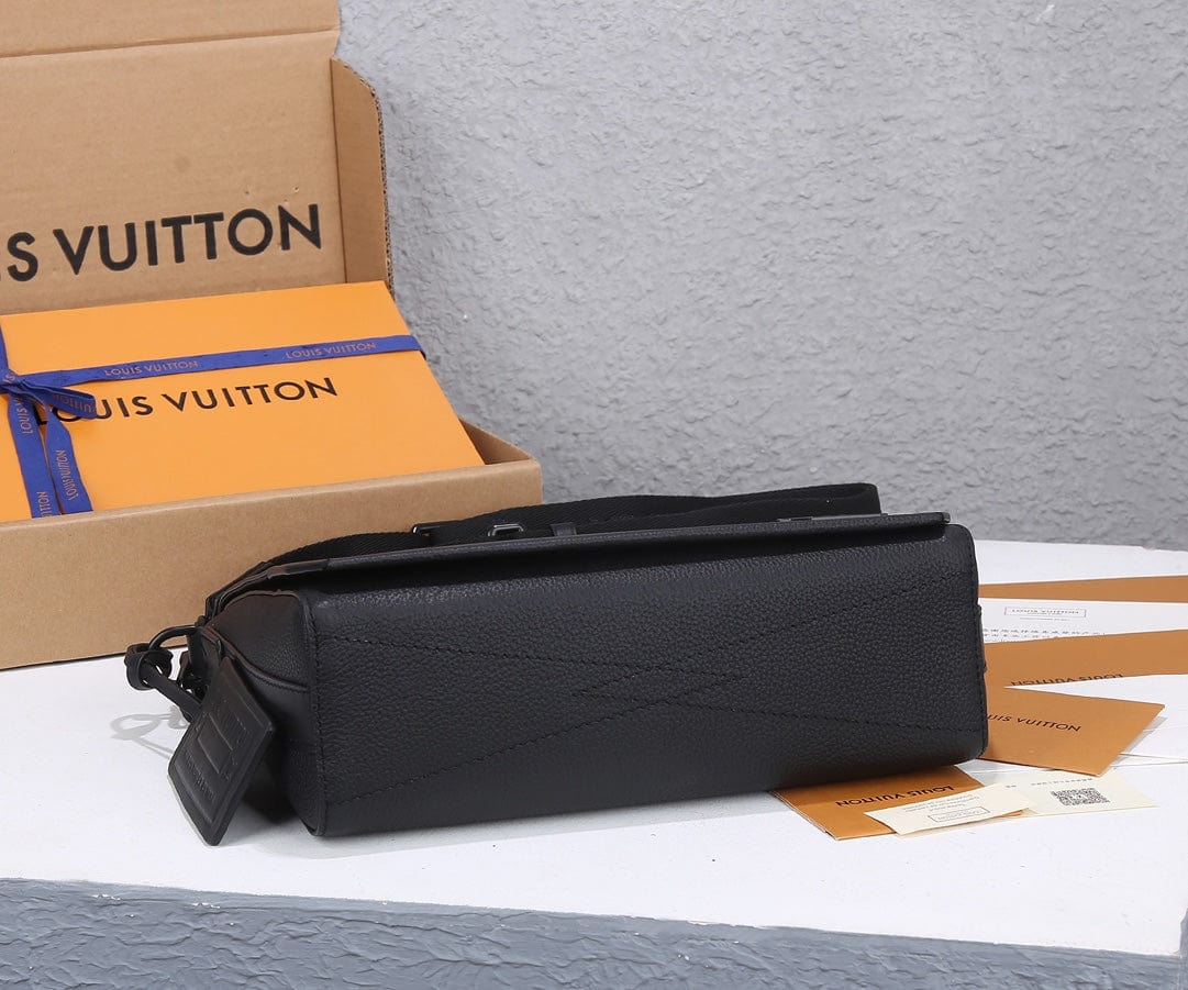 LOUIS VUITTON テイクオフ・メッセンジャー M57080-BRAND OFF