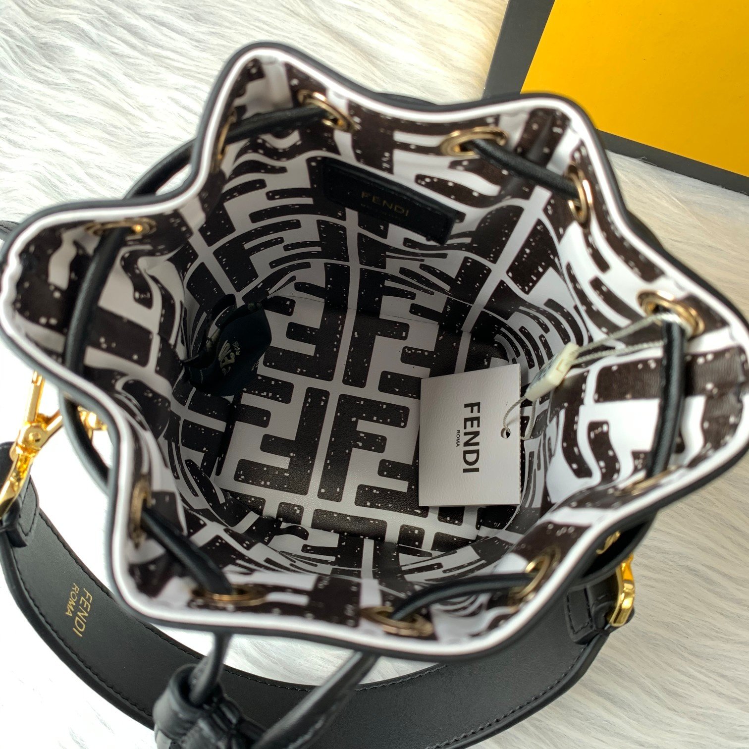 FENDI（フェンディ） メッセンジャーバッグ18X12X10CM-BRAND OFF