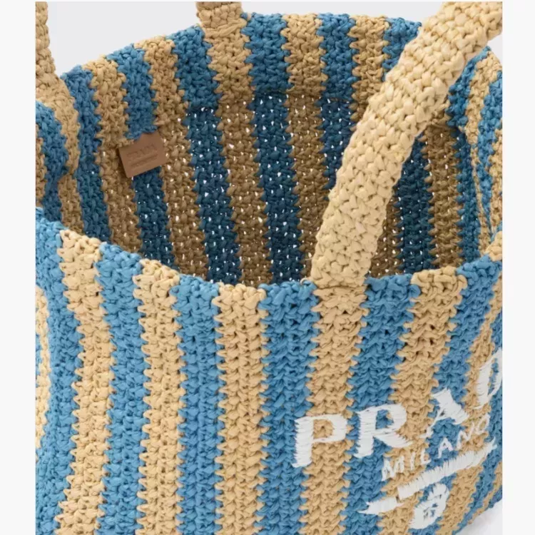 【PRADA】パリ限定！長澤まさみさん着用！夏らしいムードの大人気のラフィアトートバッグ！！-BRAND OFF