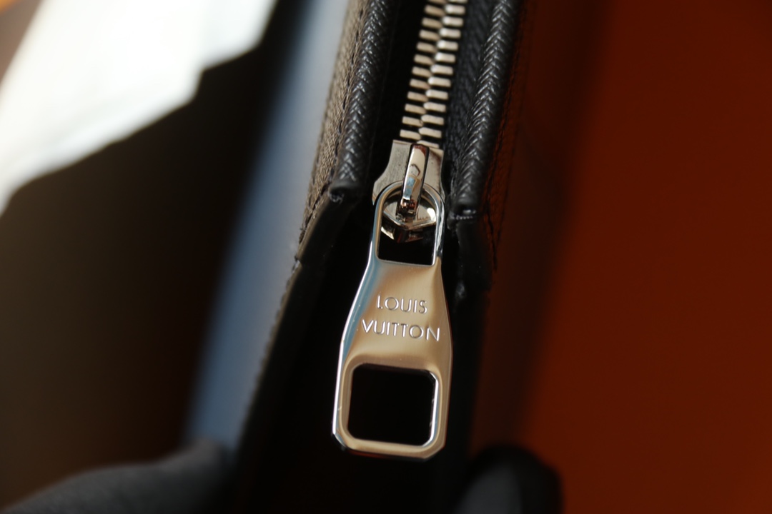 LOUIS VUITTON ルイヴィトン POCHETTE VOYAGE クラッチバッグ M30718-BRAND OFF