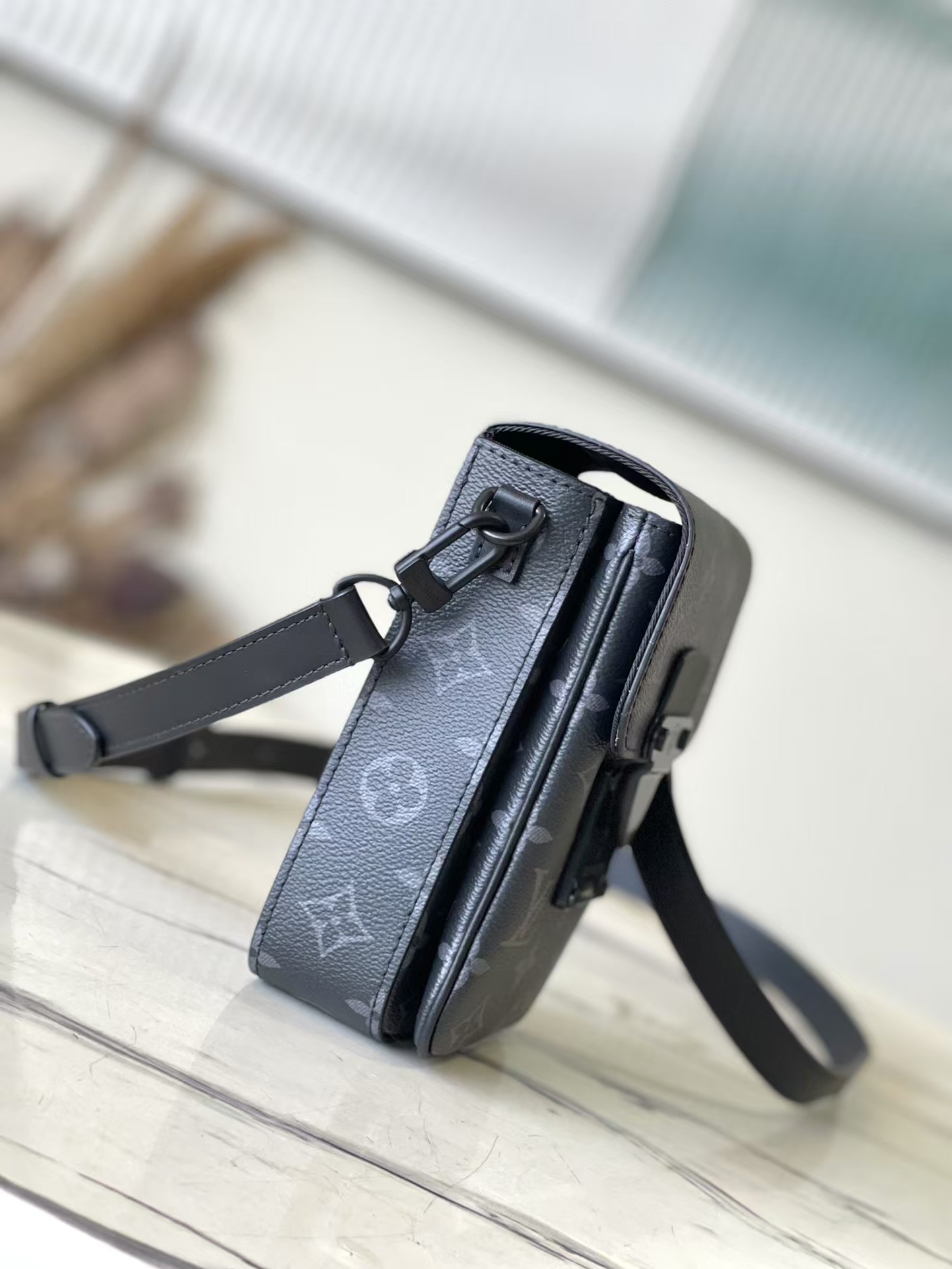 LOUIS VUITTON★S-LOCK VERTICAL ★ ショルダーバッグ-BRAND OFF
