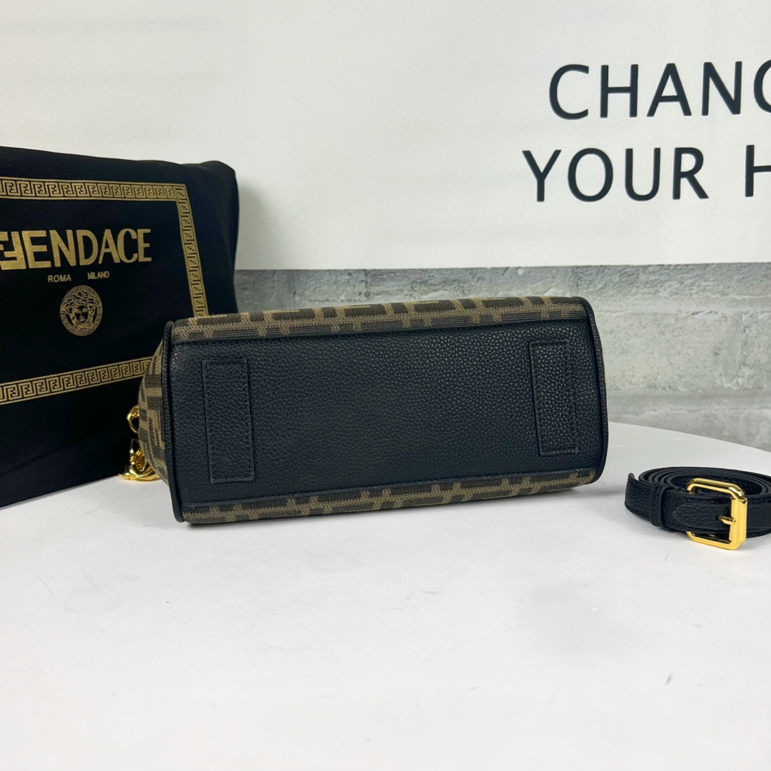 【FENDI 公式 旗艦店】 フェンディ ショルダーバッグ 当日出荷 好評に付き再入荷！23*11*22CM-BRAND OFF