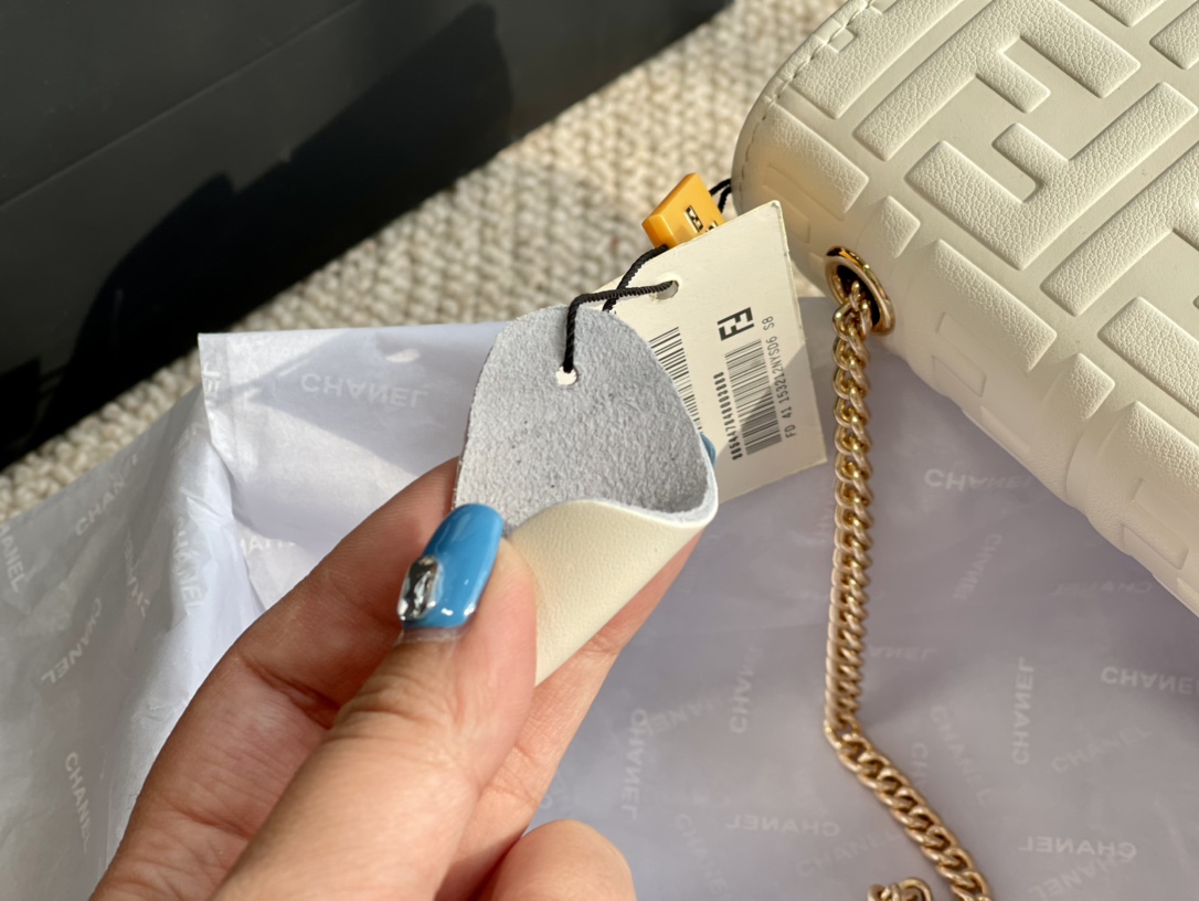 FENDI （フェンディ） メッセンジャーバッグ 20*14CM-BRAND OFF