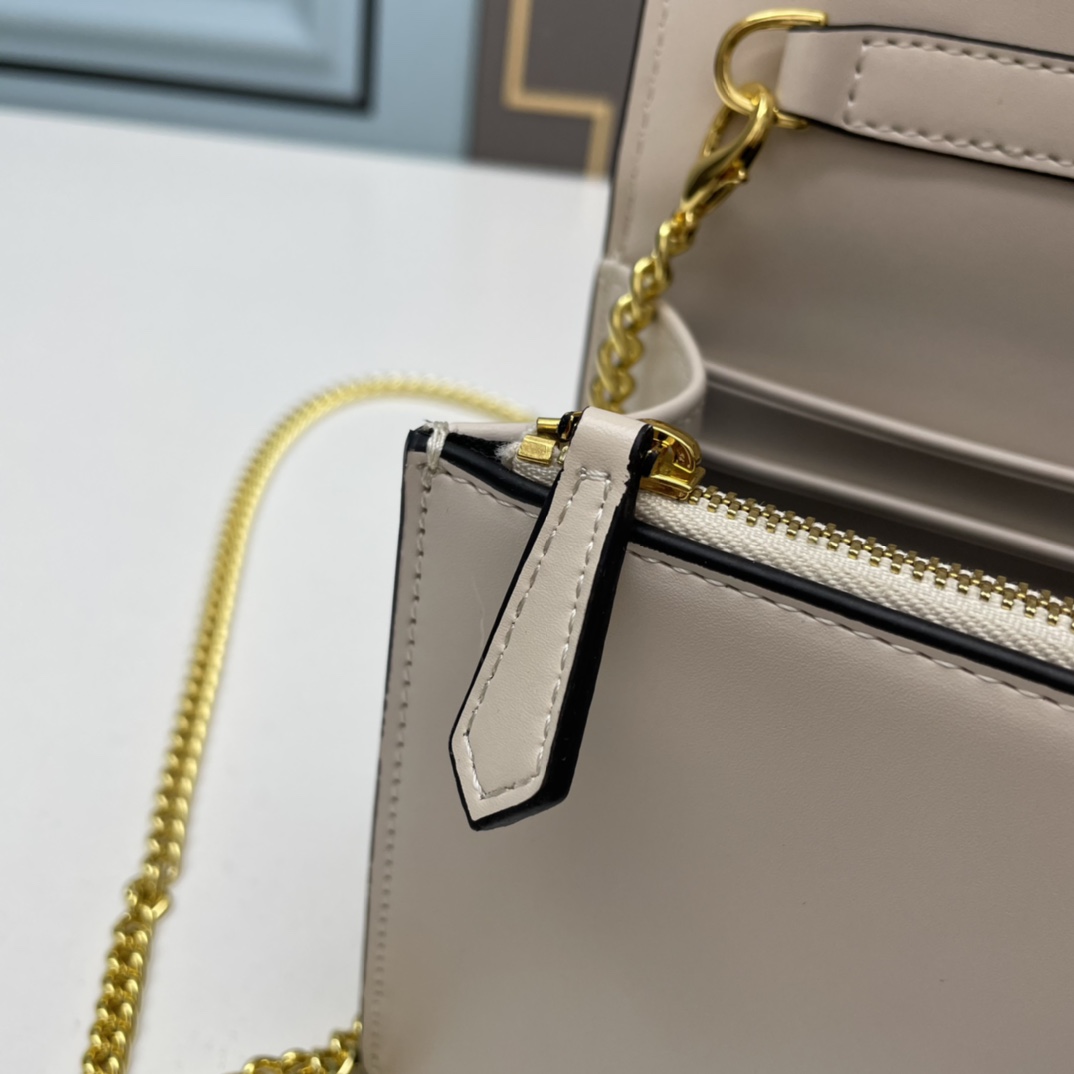 【FENDI 公式 旗艦店】フェンディ ショルダーバッグ 当日出荷 好評に付き再入荷！20*13*6CM-BRAND OFF