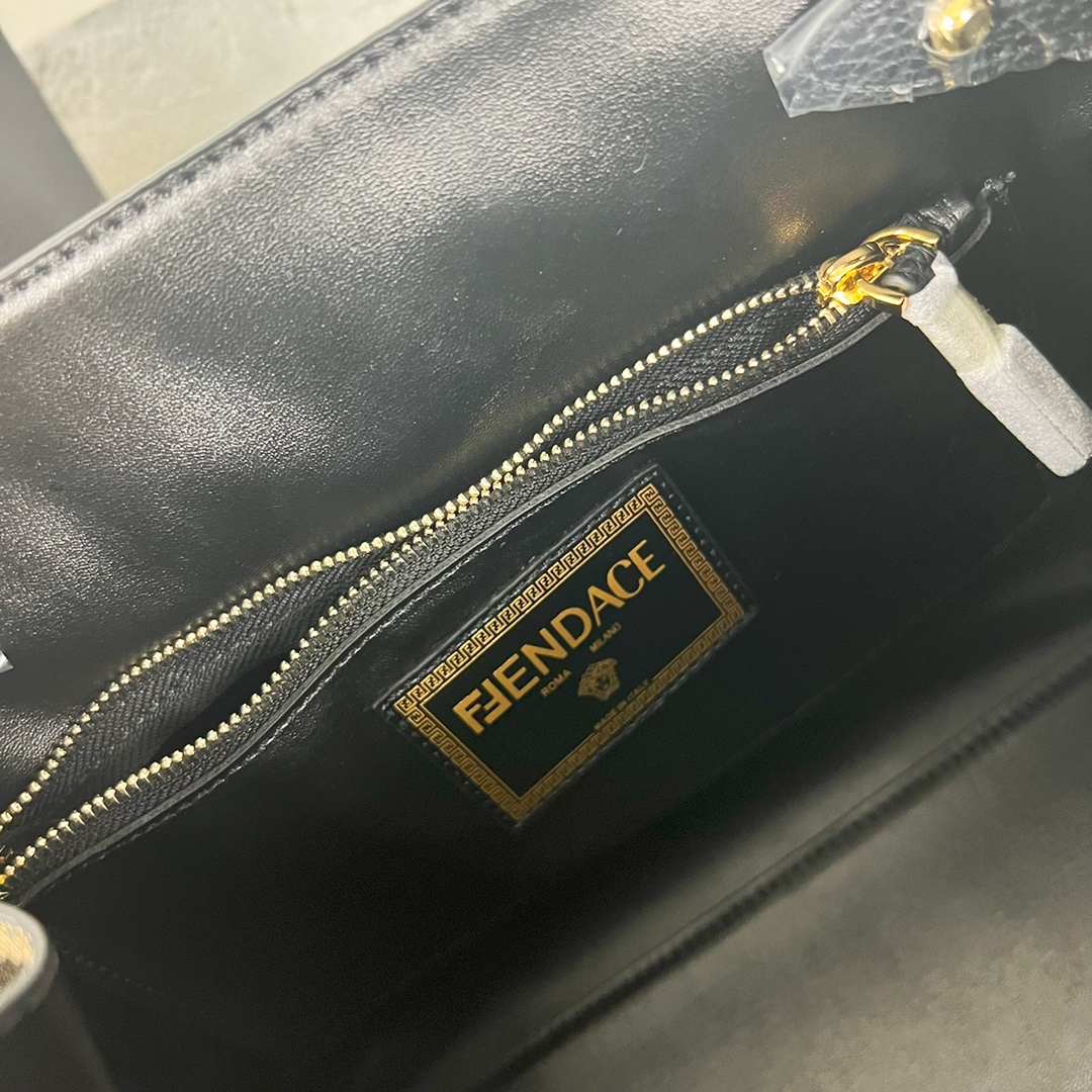 【FENDI 公式 旗艦店】 フェンディ ショルダーバッグ 当日出荷 好評に付き再入荷！23*11*22CM-BRAND OFF