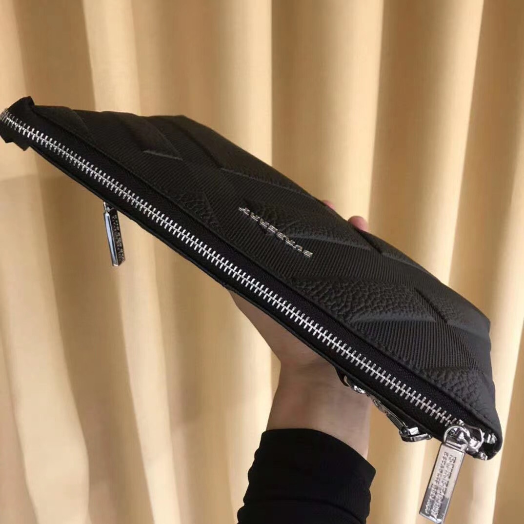 【BURBERRY 公式旗艦店】バーバリー クラッチバッグ 当日出荷 好評に付き再入荷！26*17*3CM-BRAND OFF