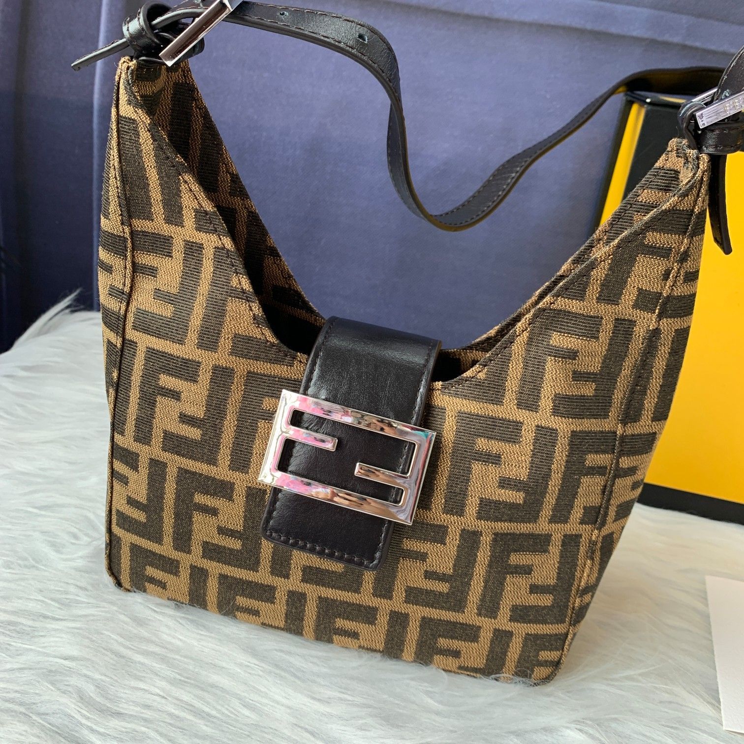 FENDI（フェンディ） ショルダーバッグ 18X9X20 CM-BRAND OFF