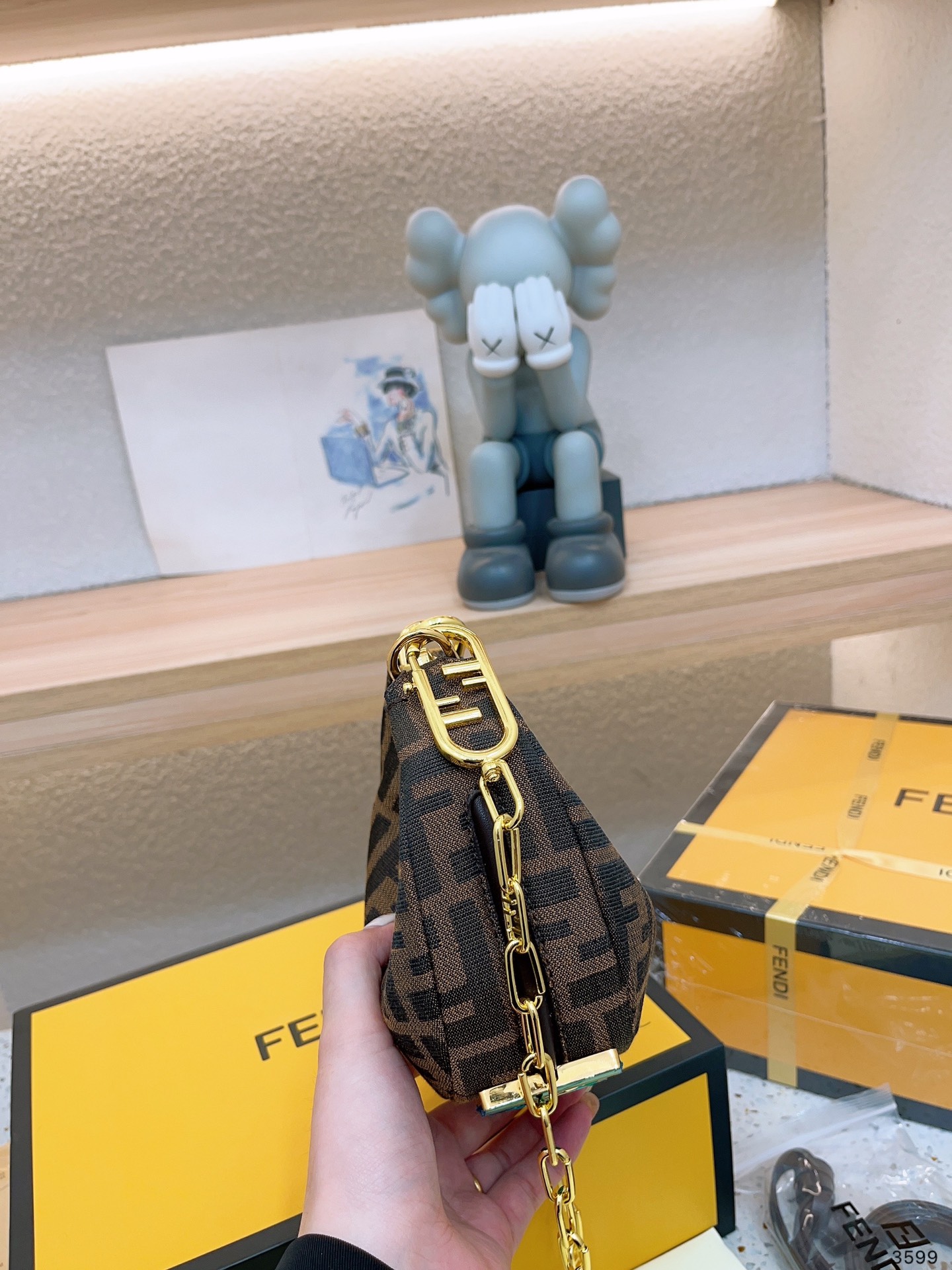 【FENDI 公式 旗艦店】 フェンディ ショルダーバッグ 当日出荷 好評に付き再入荷！21*13CM-BRAND OFF