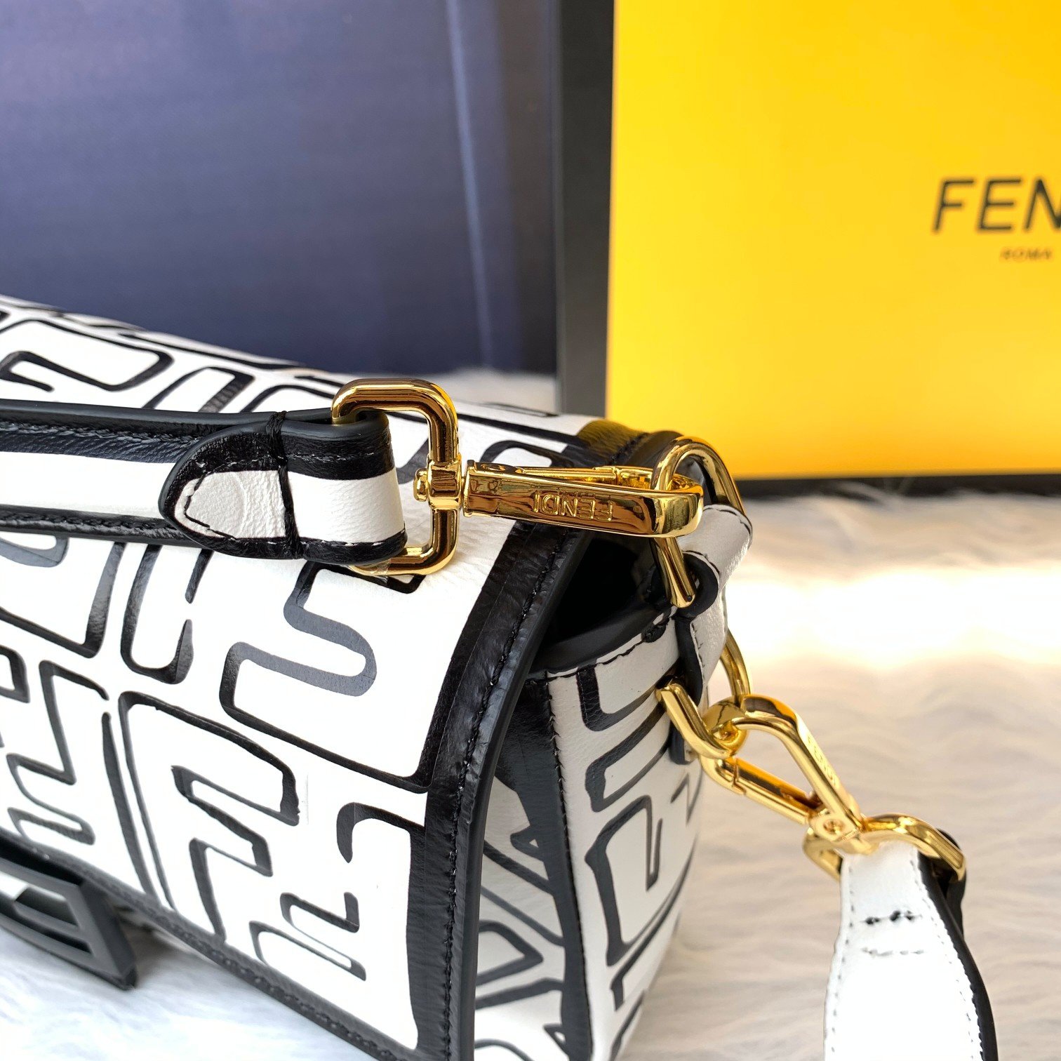 FENDI（フェンディ） メッセンジャーバッグ 26X14X4 CM-BRAND OFF