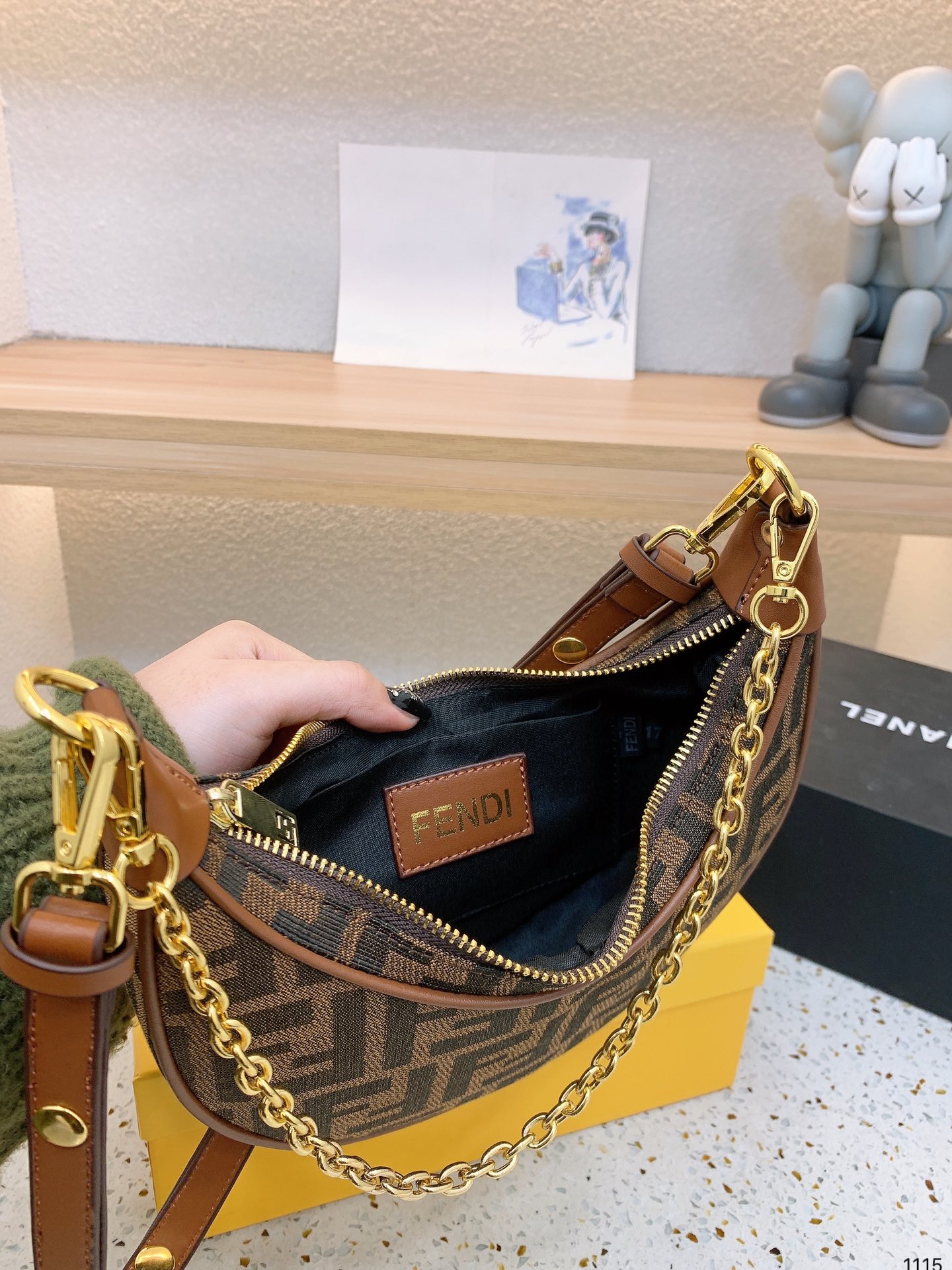 【FENDI 公式 旗艦店】 フェンディ ショルダーバッグ 当日出荷 好評に付き再入荷！21*13CM-BRAND OFF