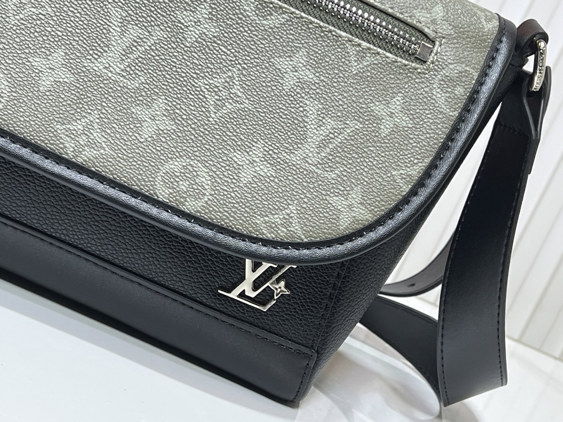LOUIS VUITTON ルイヴィトン PULSE ショルダーバッグ M12618 M12625-BRAND OFF