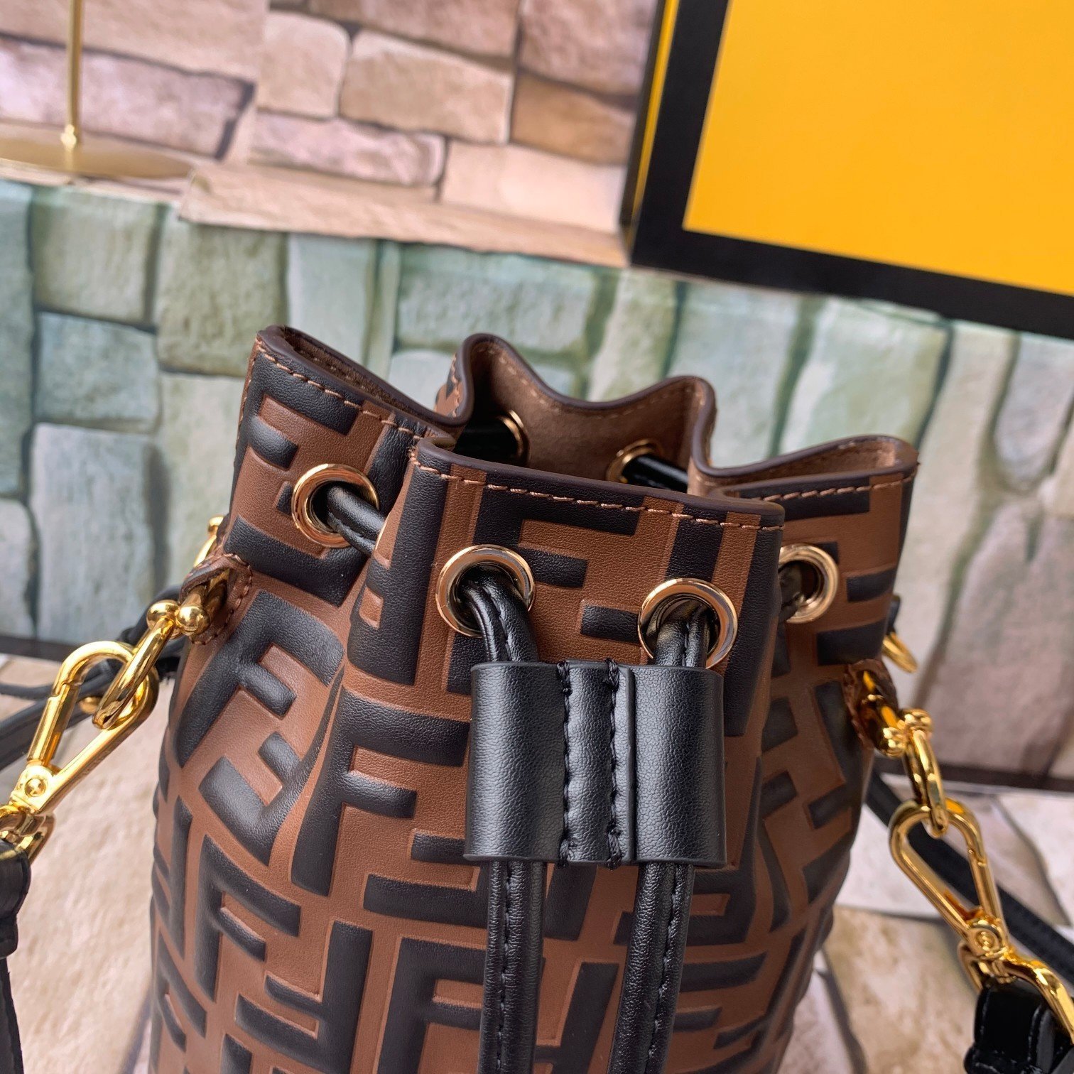 FENDI（フェンディ） メッセンジャーバッグ18X12X10CM-BRAND OFF
