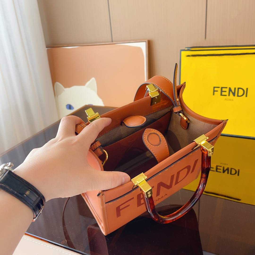 【FENDI 公式 旗艦店】 フェンディ ショルダーバッグ 当日出荷 好評に付き再入荷！23*11*22CM-BRAND OFF