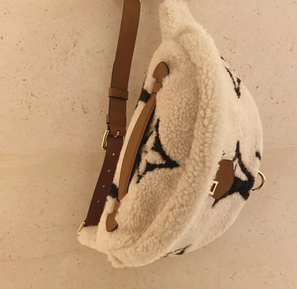 【もこもこ感で冬にぴったり♪】LOUIS VUITTON★バムバッグ M23715-BRAND OFF