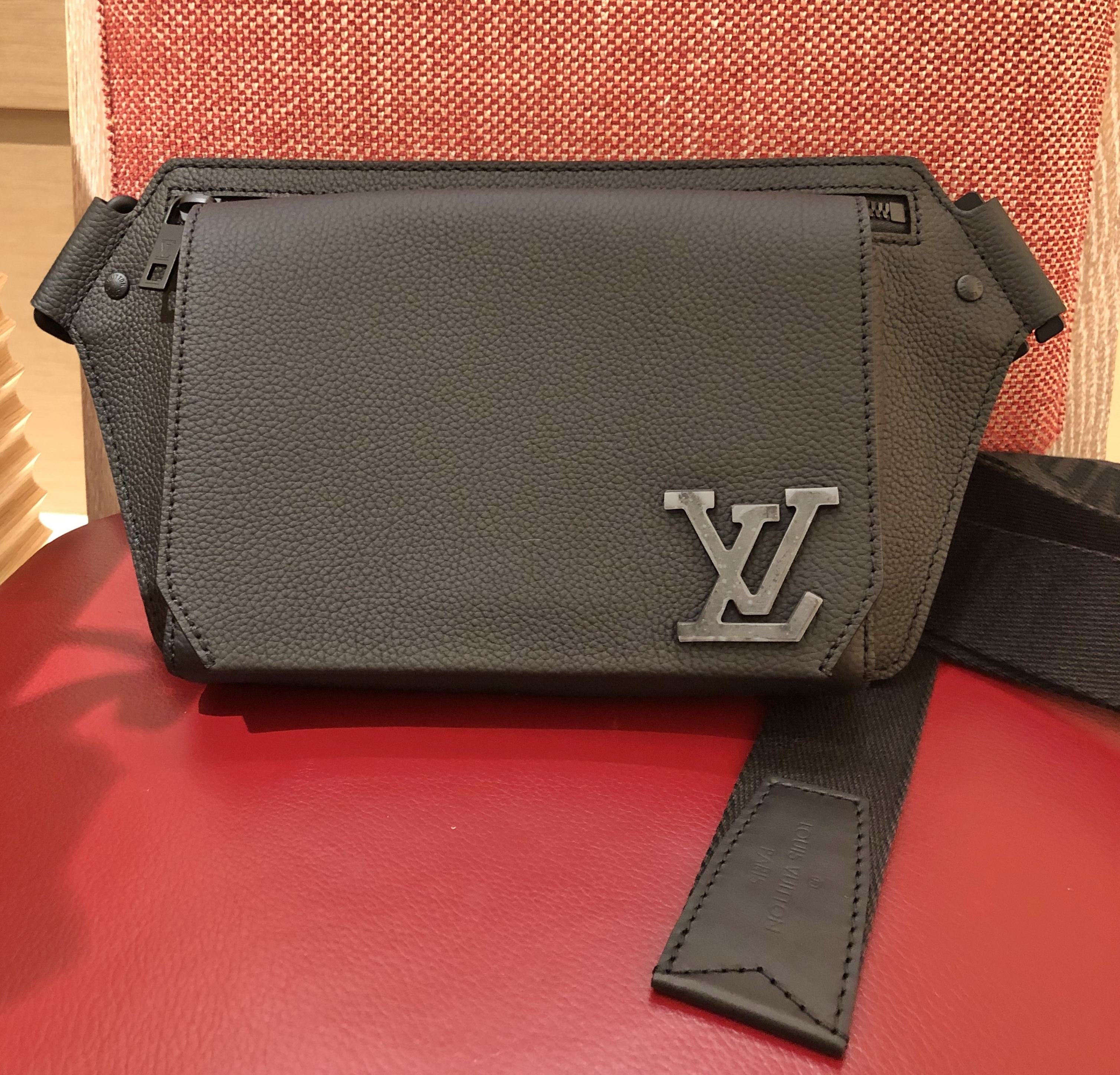 LOUIS VUITTON ルイヴィトン★最新作 バムバッグ NV★M57081-BRAND OFF