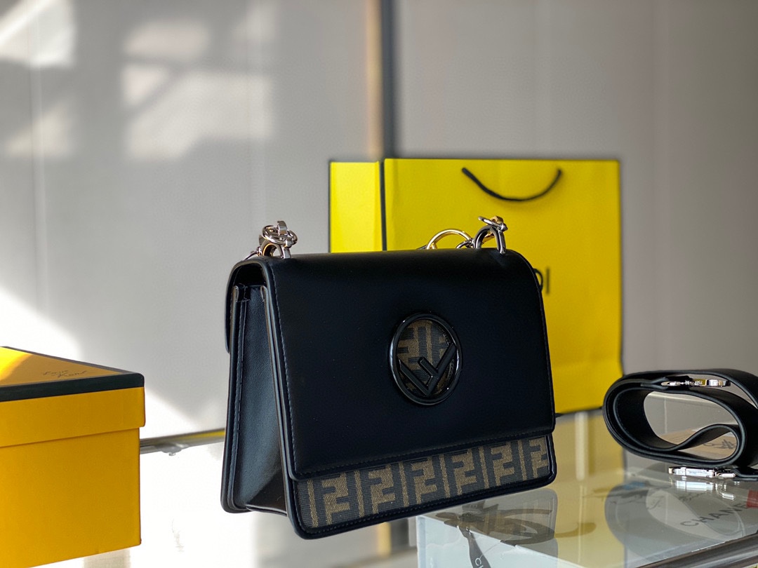 【FENDI 公式 旗艦店】フェンディ ショルダーバッグ 当日出荷 好評に付き再入荷！25CM-BRAND OFF