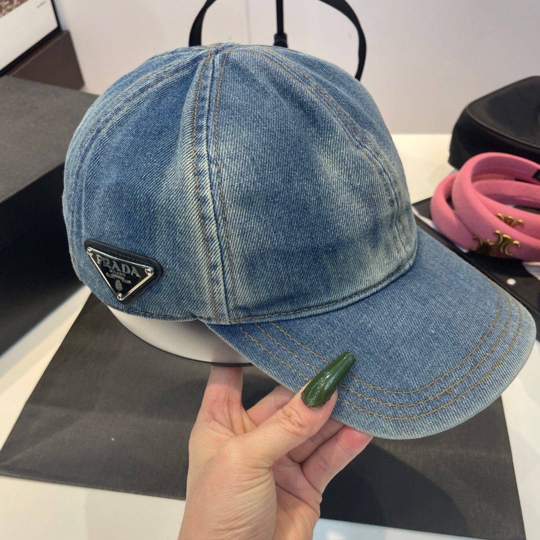【2026】PRADA 春夏向けのタイダイデニムベースボールキャップとバケットハット-BRAND OFF