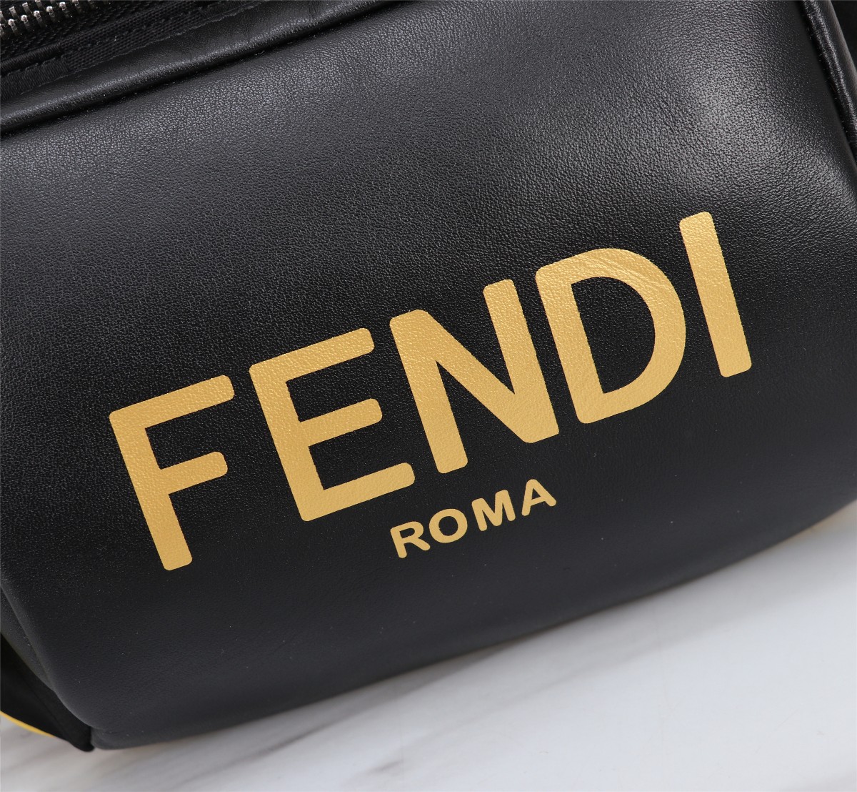 【FENDI公式 旗艦店】 フェンディ チェストバッグ 当日出荷 好評に付き再入荷！18*20*7CM-BRAND OFF