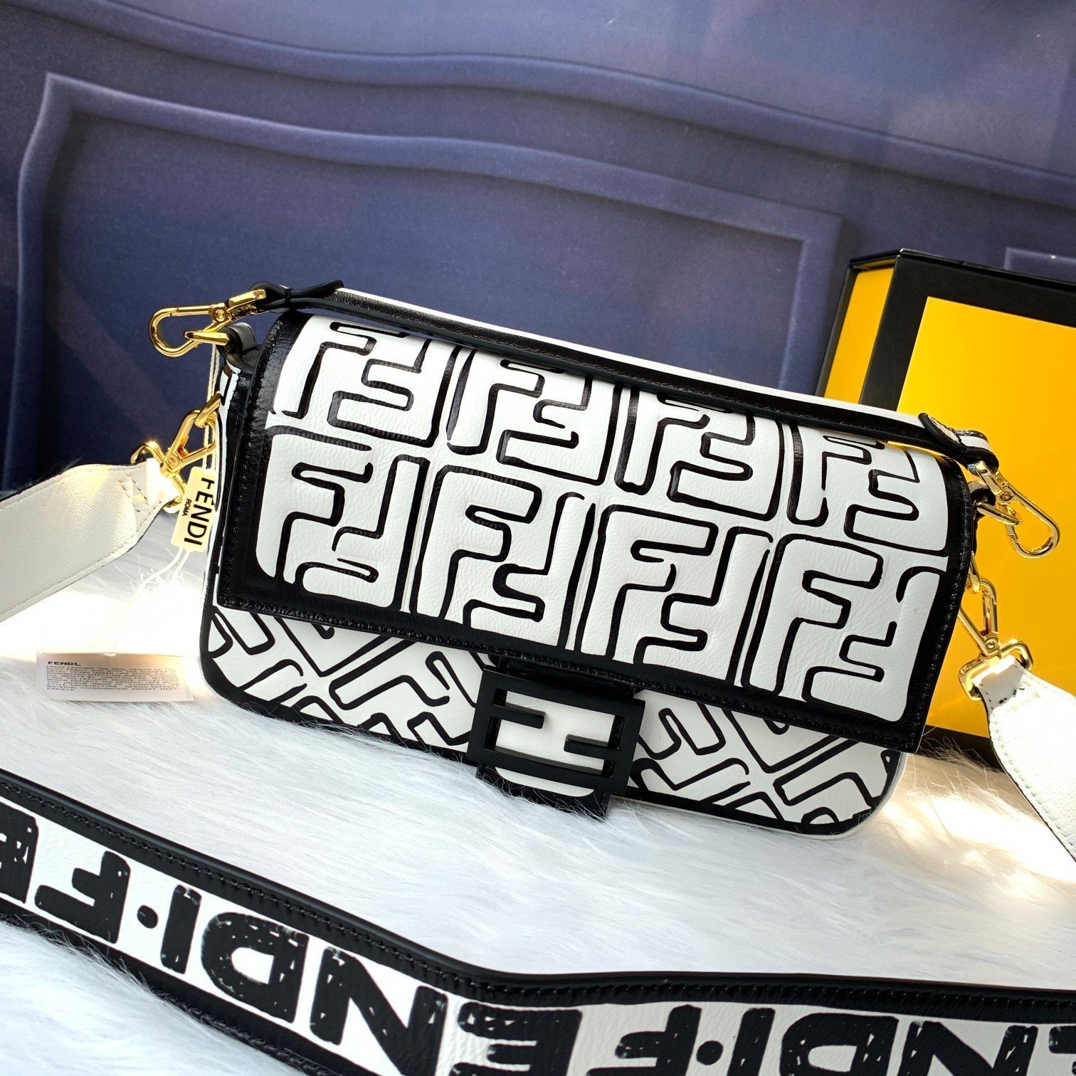 FENDI（フェンディ） メッセンジャーバッグ 26X14X4 CM-BRAND OFF