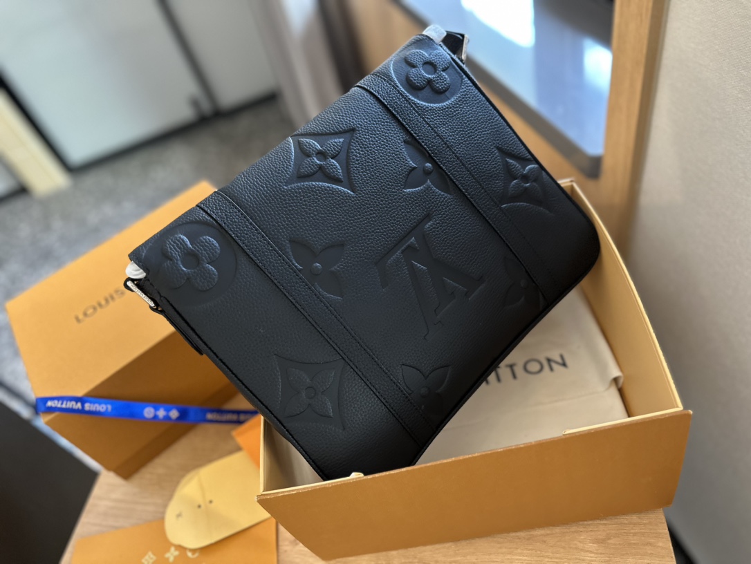 Louis Vuitton　MESSENGER エンベロップ ポーチ　ボディバッグ 28-BRAND OFF
