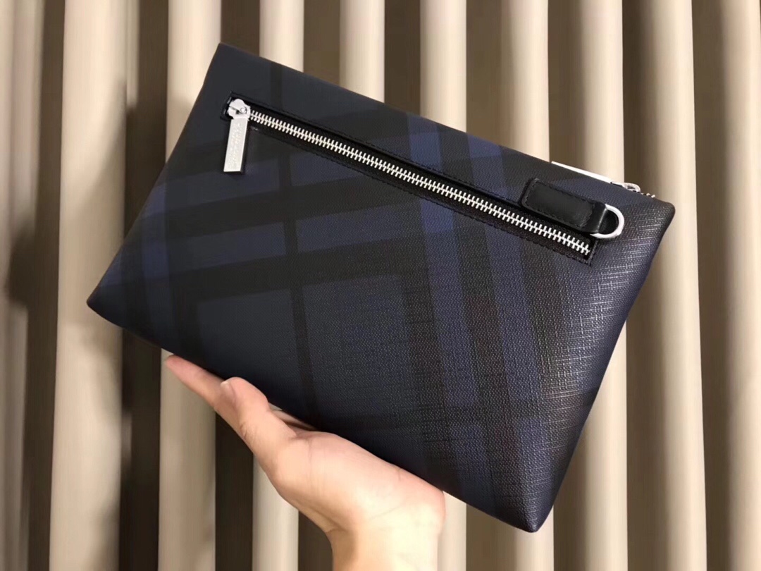 【BURBERRY 公式旗艦店】バーバリー クラッチバッグ 当日出荷 好評に付き再入荷！26*17*3CM-BRAND OFF