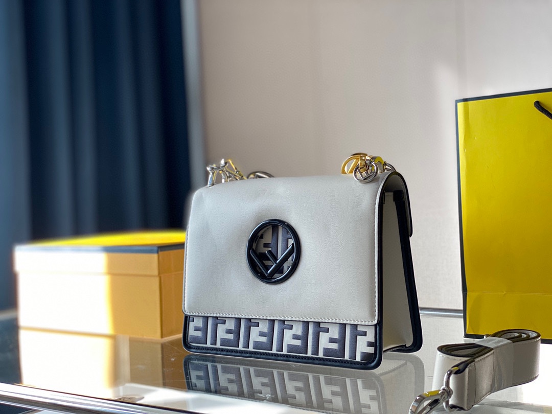 【FENDI 公式 旗艦店】フェンディ ショルダーバッグ 当日出荷 好評に付き再入荷！25CM-BRAND OFF