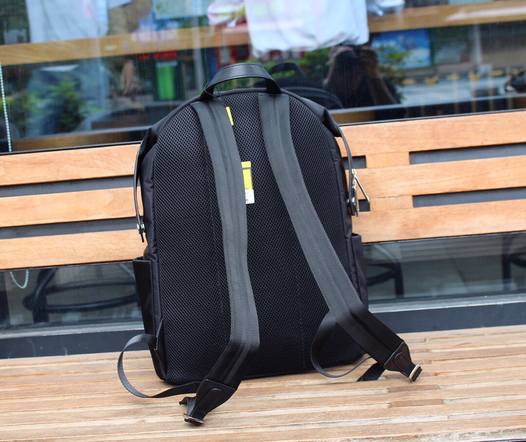 【FENDI 公式 旗艦店】フェンディ リュックサック 当日出荷 好評に付き再入荷！38*35*14CM-BRAND OFF