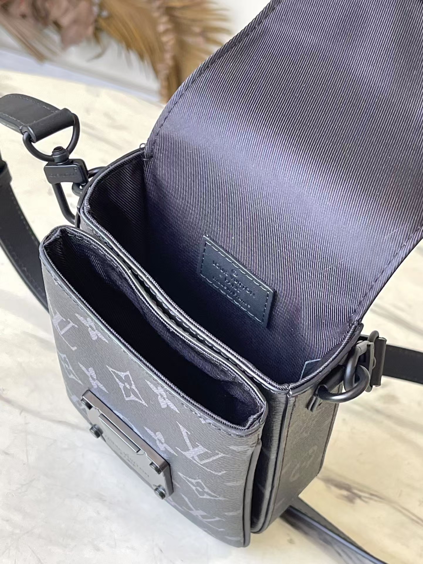 LOUIS VUITTON★S-LOCK VERTICAL ★ ショルダーバッグ-BRAND OFF