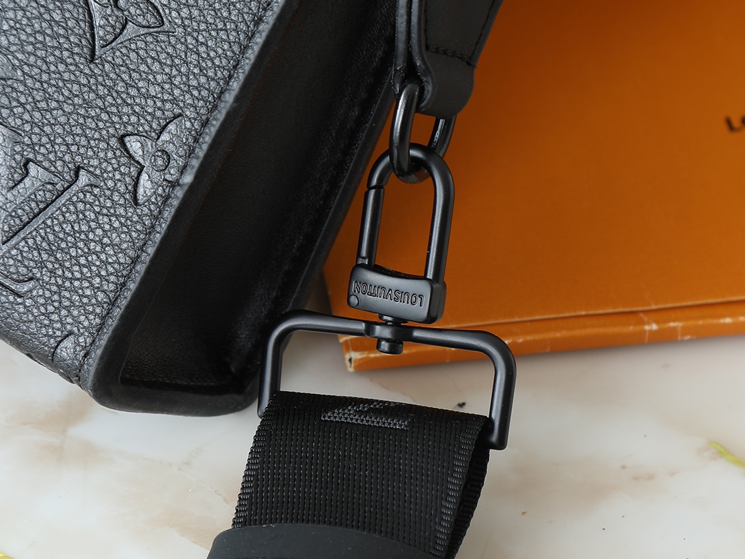 LOUIS VUITTON ルイヴィトン GASTON WEARABLE WALLET クロスボディバッグ M81115-BRAND OFF