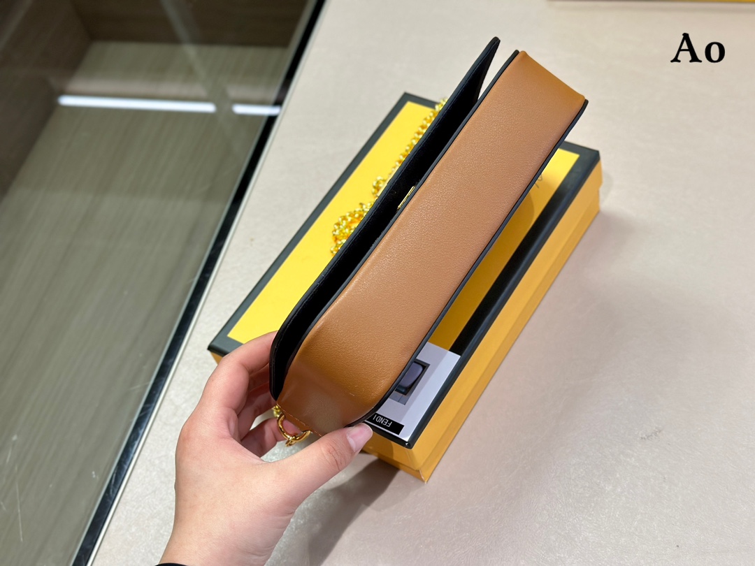 【FENDI 公式 旗艦店】 フェンディ ショルダーバッグ 当日出荷 好評に付き再入荷！21*13CM-BRAND OFF
